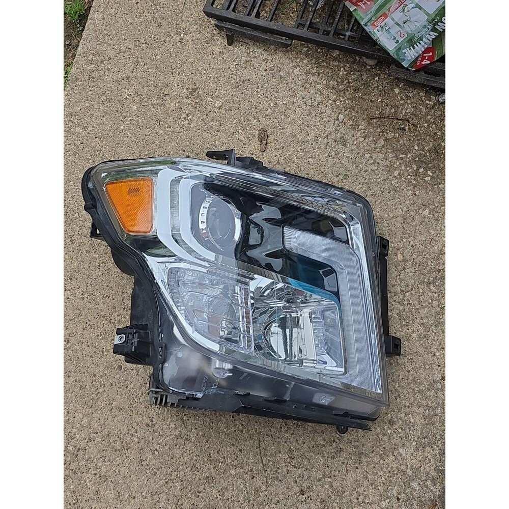 2016-2019 Nissan Titan Headlight Passenger Right Side For Parts Repairable